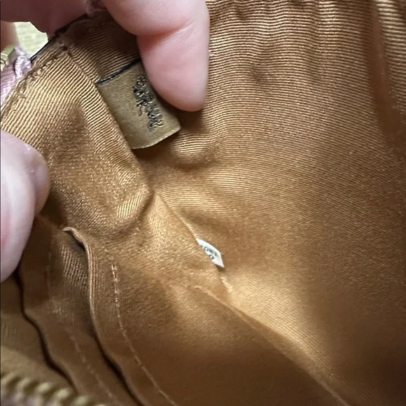 Coach great shape double corner light pink pebbled leather dual zip wristlet - Picture 9 of 9